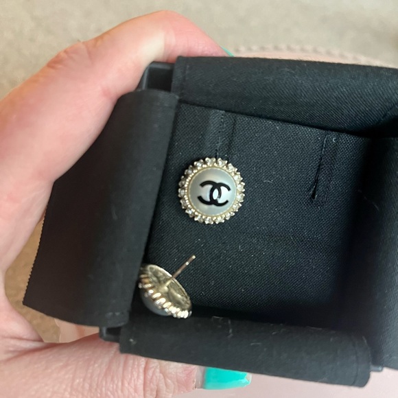 CHANEL Pearl and crystal halo cc stud earrings - Picture 5 of 8